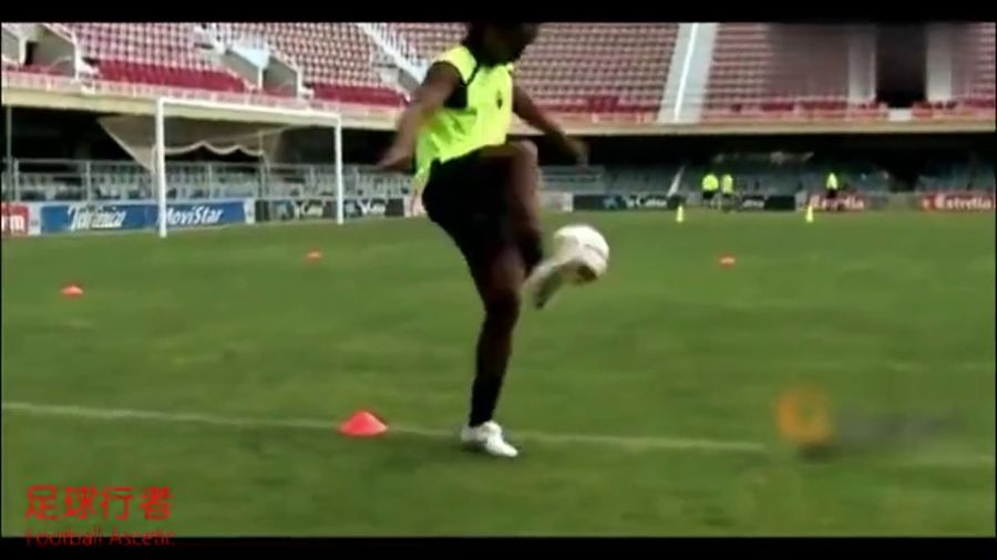  法甲出现奇葩乌龙球连续三次击中门柱  